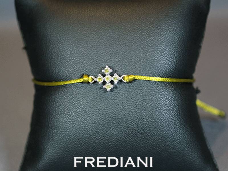 Bracelet  cordon avec un motif en or blanc 750/000 sertis de 5 grenats verts variété démantoïdes