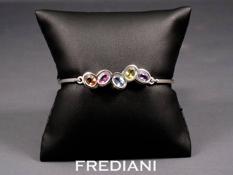 Bracelet en or blanc serti de 5 saphirs naturels