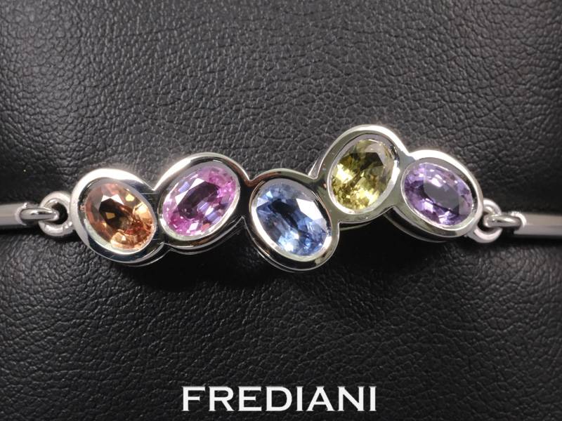 Bracelet en or blanc serti de 5 saphirs naturels