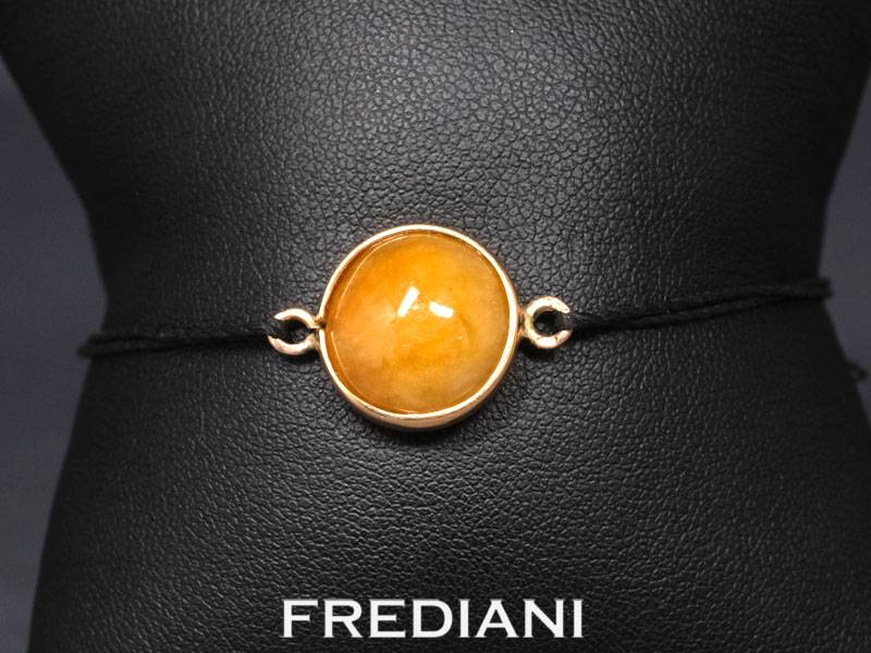 Bracelet en or jaune serti d'un jade orange cabochon