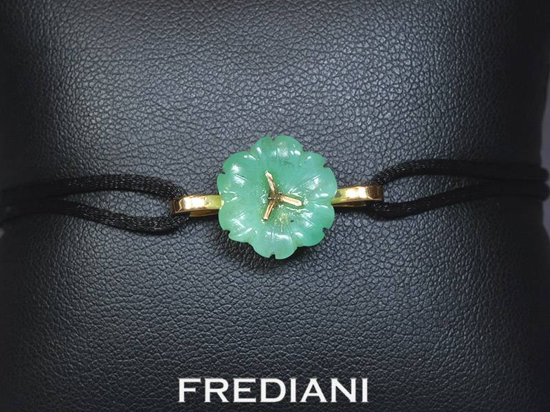 Bracelet cordon avec une fleur en sculptée en chrysoprase sur or jaune 750/000