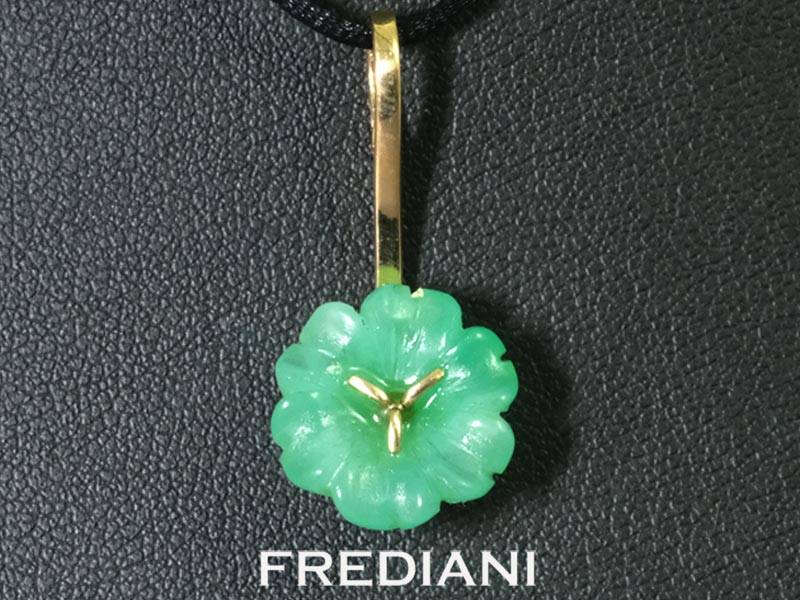 Pendentif en or jaune 750/000 serti d'une fleur en chrysoprase naturelle.