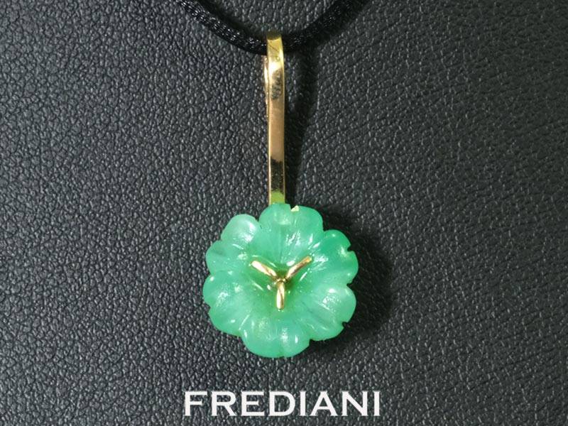 Pendentif en or jaune 750/000 serti d'une fleur en chrysoprase naturelle.