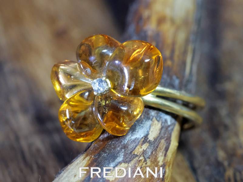 Bague en or jaune sertie d'une citrine sculptée en fleur avec 1 diamant