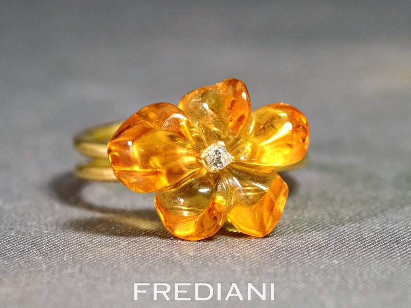 Bague en or jaune sertie d'une citrine sculptée en fleur avec 1 diamant