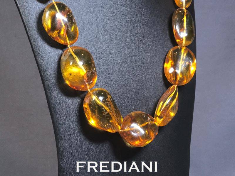 Collier en galets d'ambre naturel de forme baroque.