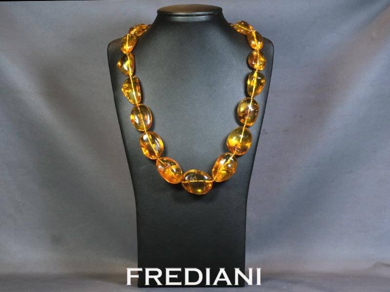 Collier en galets d'ambre naturel de forme baroque.