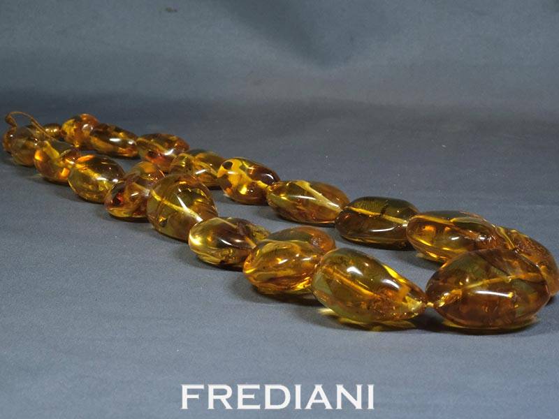 Collier en galets d'ambre naturel de forme baroque.