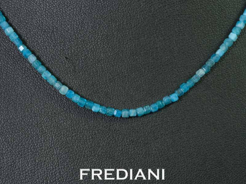 Collier en perles d'apatite bleue facettées avec un fermoir en acier.
