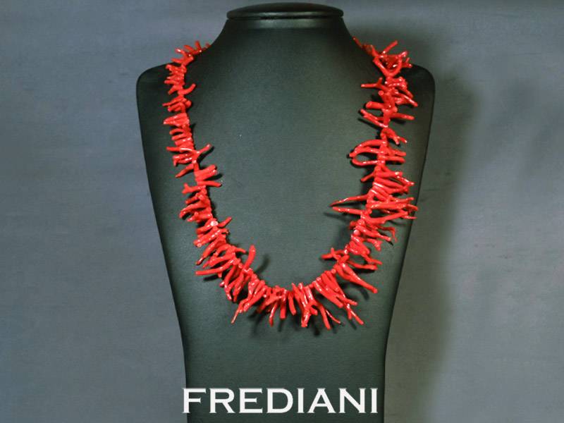 Collier en branches de corail rouge naturelles et fermoir en argent 925/000.