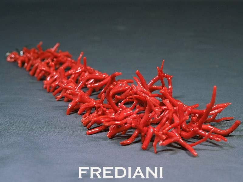 Collier en branches de corail rouge naturelles et fermoir en argent 925/000.