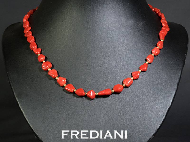 Collier en corail rouge baroque et perles et fermoir en or jaune 750/000