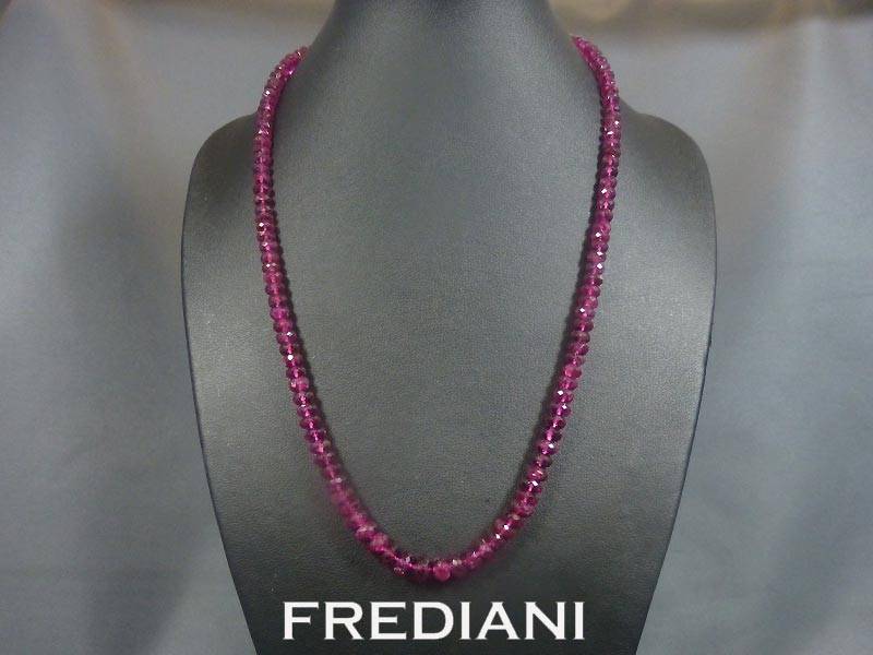 Collier réalisé avec des boules facettées de tourmaline rouge et accompagné d'un fermoir en or blanc 750/000.