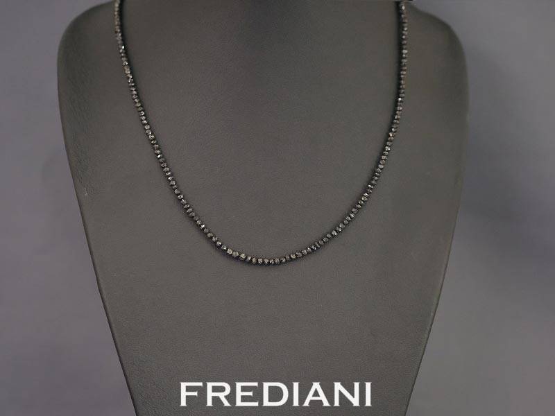 Collier en diamants noirs et fermoir en or blanc