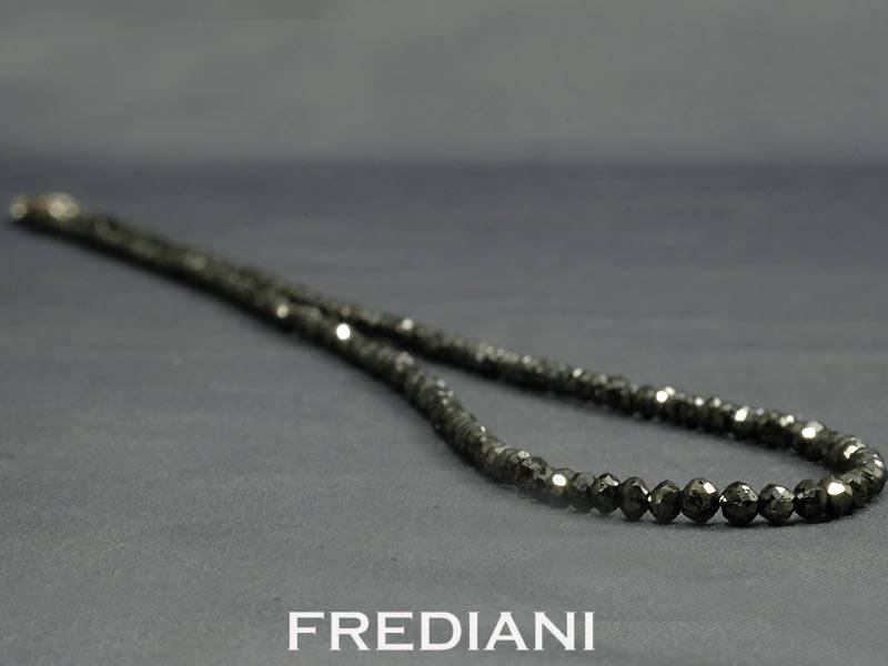 Collier en diamants noirs et fermoir en or blanc