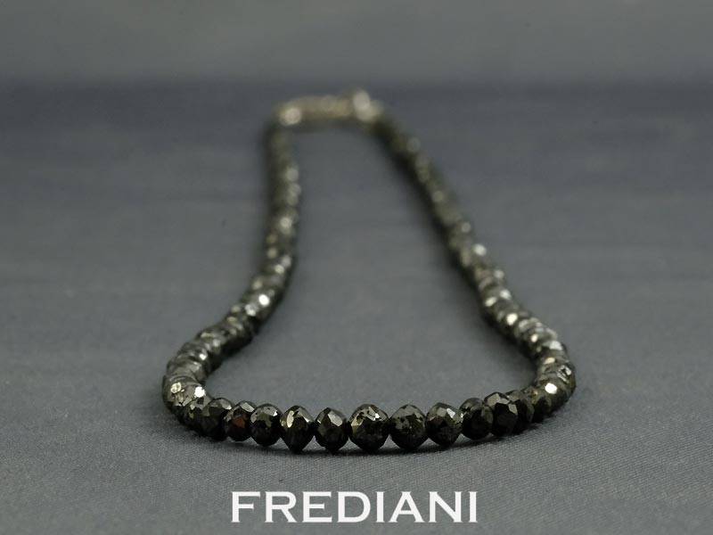 Collier en diamants noirs et fermoir en or blanc