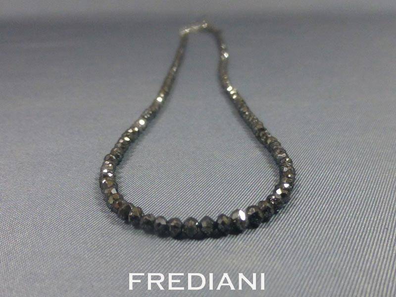 Collier en diamants noirs et fermoir en or blanc
