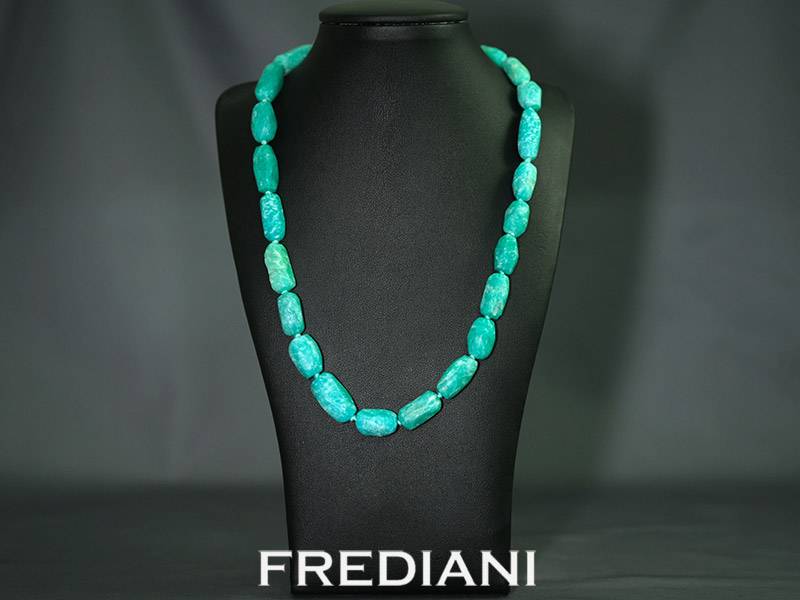 Collier en amazonite naturelle et fermoir en or blanc 750/000 réalisé à la main.