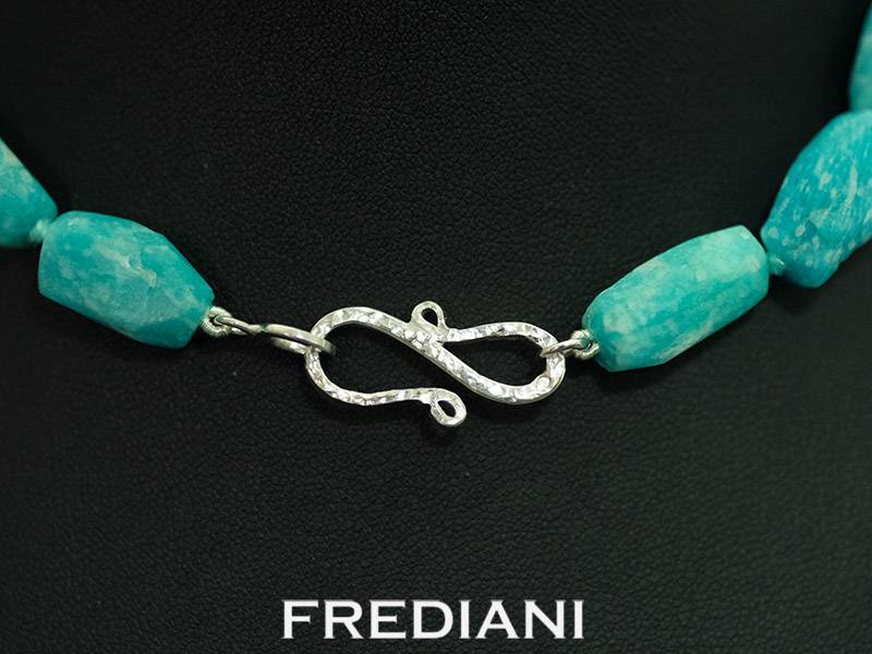 Collier en amazonite naturelle et fermoir en or blanc 750/000 réalisé à la main.