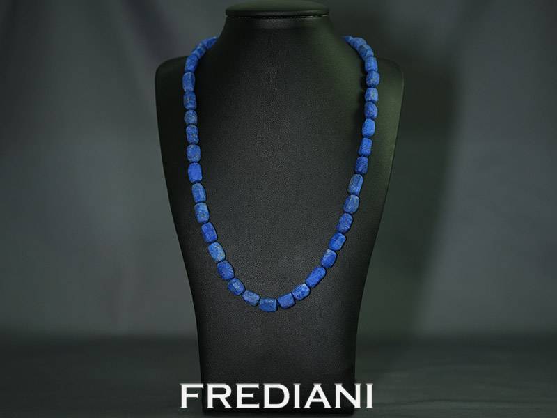 Collier en lapis lazuli naturel et fermoir en or jaune 750/000 réalisé à la main dans notre joaillerie à Nice.