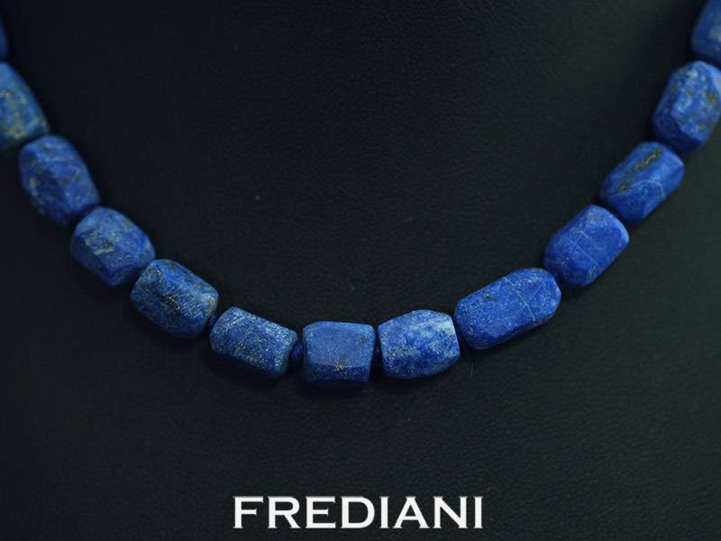 Collier en lapis lazuli naturel et fermoir en or jaune 750/000 réalisé à la main dans notre joaillerie à Nice.