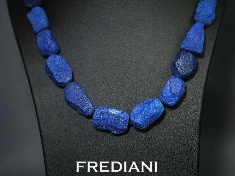Collier en Lapis lazuli naturel et fermoir en or jaune 750/000.