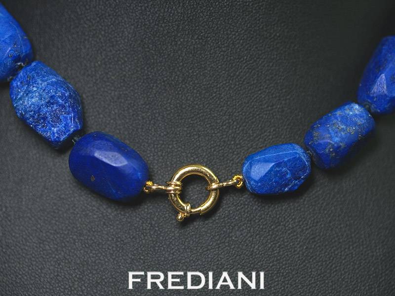 Collier en Lapis lazuli naturel et fermoir en or jaune 750/000.