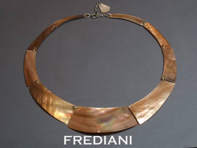 Collier en nacre rose naturelle