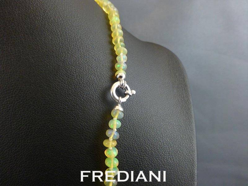 Collier en opale naturelle et or blanc