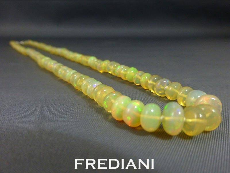 Collier en opale naturelle et or blanc