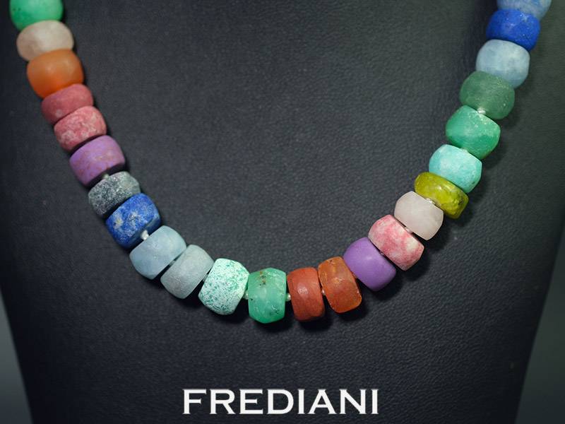 Collier en pierres naturelles et fermoir en or jaune 750/000.