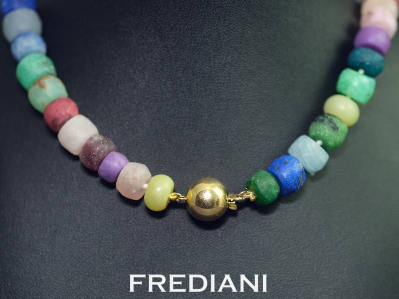 Collier en pierres naturelles et fermoir en or jaune 750/000.