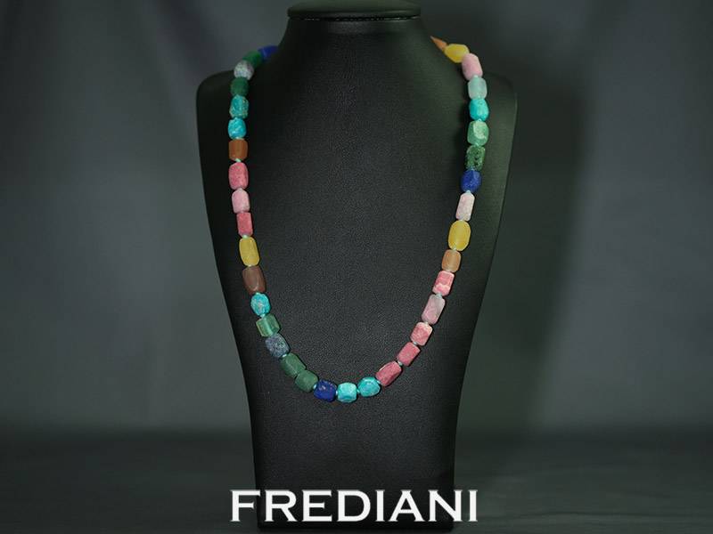 Collier en pierres naturelles et fermoir en or jaune 750/000 réalisé à la main dans notre joaillerie à Nice.