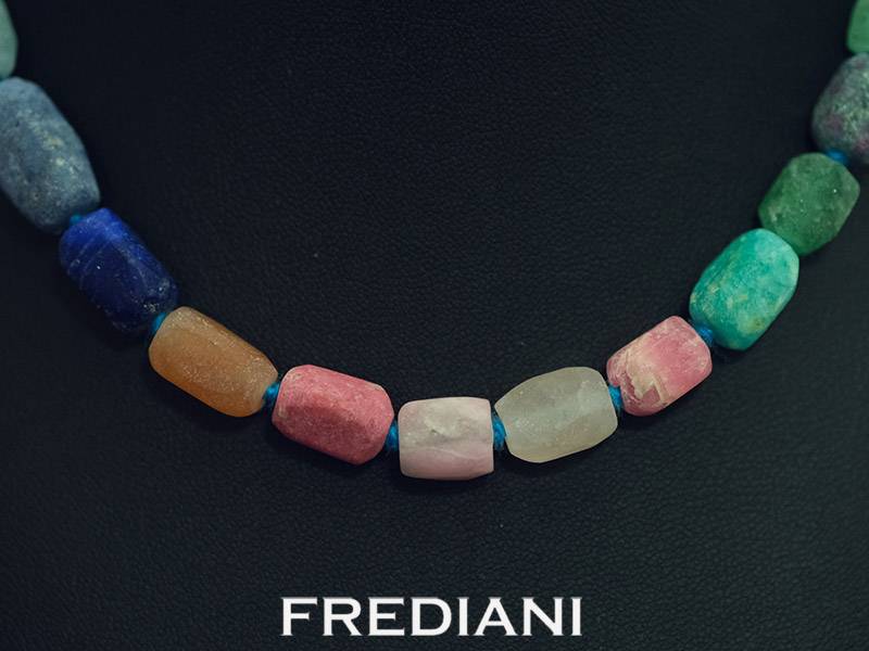 Collier en pierres naturelles et fermoir en or blanc 750/000 réalisé à la main.