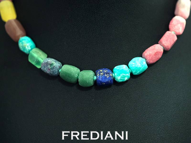 Collier en pierres naturelles et fermoir en or jaune 750/000 réalisé à la main dans notre joaillerie à Nice.