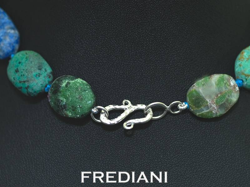 Collier en pierres naturelles et fermoir en argent 925/000