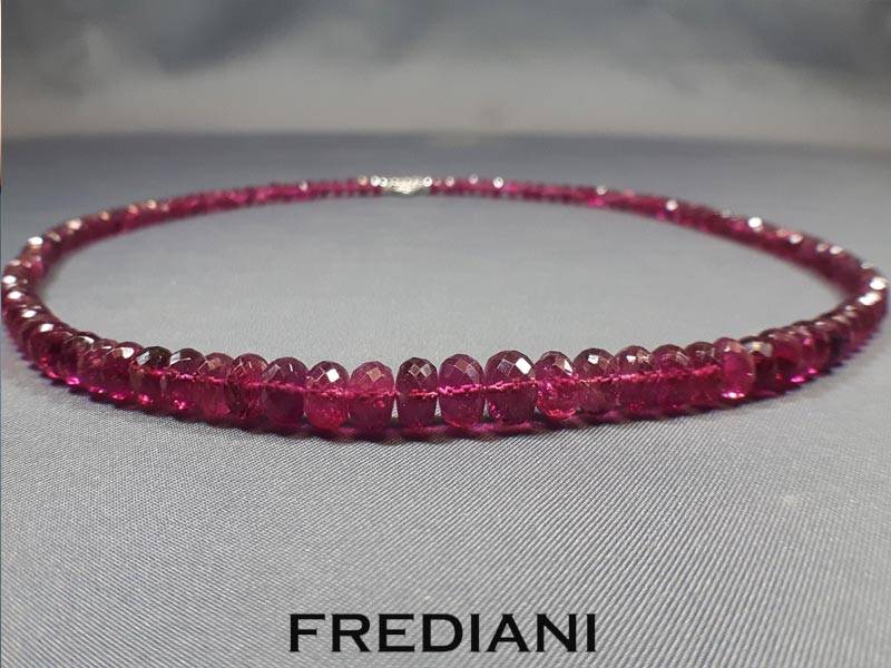 Collier réalisé avec des boules facettées de tourmaline rouge et accompagné d'un fermoir en or blanc 750/000.