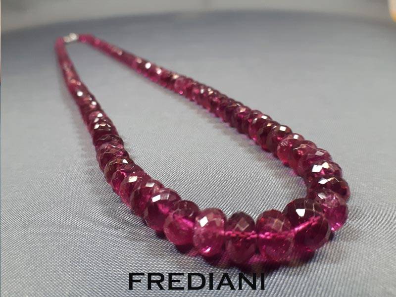 Collier réalisé avec des boules facettées de tourmaline rouge et accompagné d'un fermoir en or blanc 750/000.