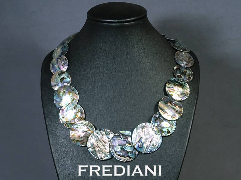 Collier en plaques de nacres noires et fermoir en argent 925/000.