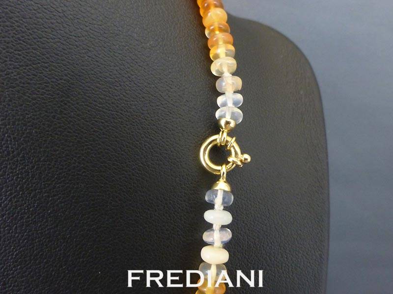 Collier en Opale de feu et fermoir en Or jaune
