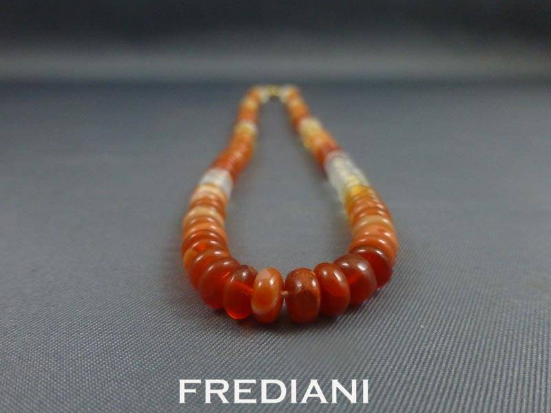 Collier en Opale de feu et fermoir en Or jaune