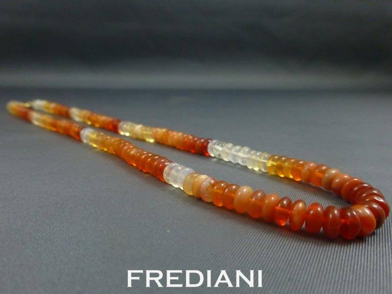 Collier en Opale de feu et fermoir en Or jaune