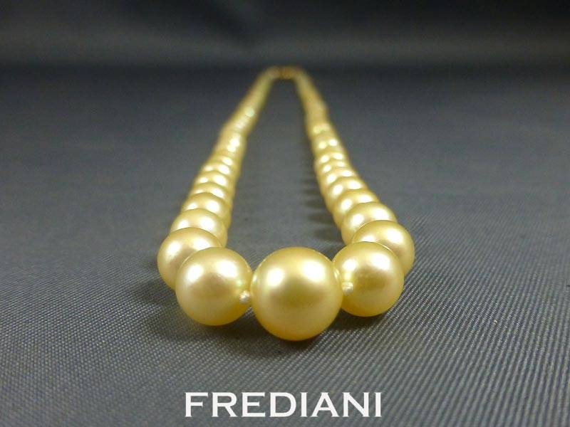 Collier de perles de culture Akoya et fermoir en or jaune