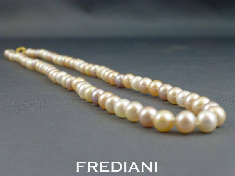 Collier en perles de Chine et fermoir en or jaune