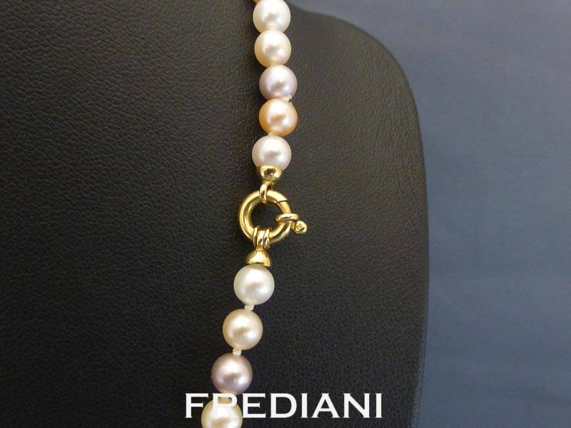 Collier en perles de Chine et fermoir en or jaune