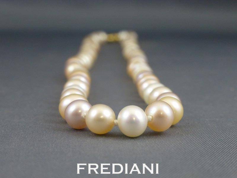 Collier en perles de Chine et fermoir en or jaune