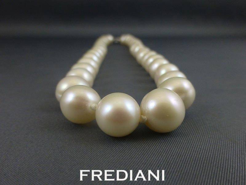 Collier en Perles de Chine avec fermoir en or blanc