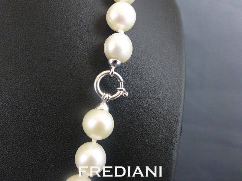 Collier en Perles de Chine avec fermoir en or blanc