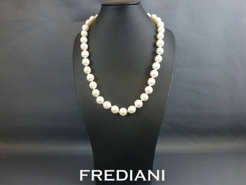 Collier en Perles de Chine avec fermoir en or blanc