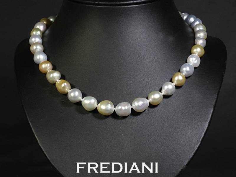 Collier en perles de culture et fermoir en or blanc 750/000.